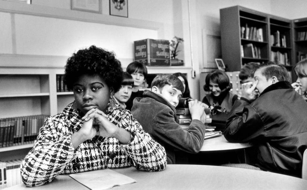 Esta foto de 1954 muestra a Linda Brown en el colegio contra el que pleiteÃ³ por la segregaciÃ³n racial.
