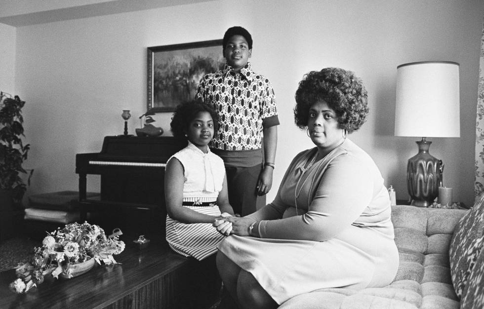Linda Brown, a la derecha, junto a sus dos hijos, en su casa de Topeka, el 30 de abril de 1974.