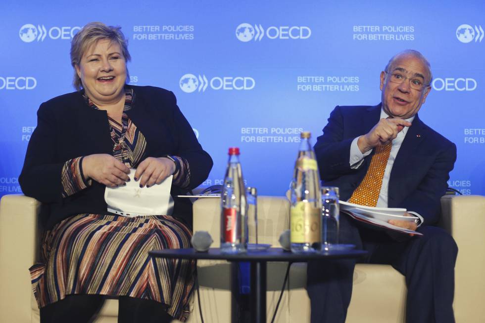 La primera ministra noruega, Erna Solberg (izq.) y el secretario general de la OCDE, Ãngel GurrÃ­a (der.).