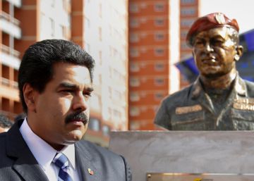 Una turba quema la estatua de Hugo Chávez en su pueblo natal