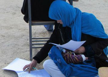 Una afgana hace la prueba de acceso a la universidad con un bebé en brazos