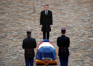 El presidente Macron rinde homenaje ante el féretro del gendarme Arnaud Beltrame