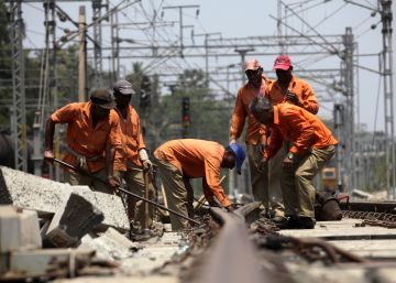 Quince millones de candidatos luchan por 100.000 empleos en los ferrocarriles indios