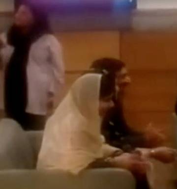 Imagen de televisión en la que puede verse a Malala sentada junto a su familia en el aeropuerto de Islamabad, esta mañana.