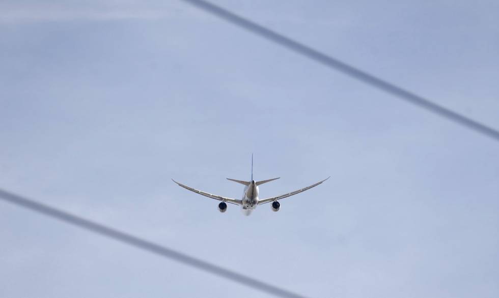 Un avión en pleno vuelo.