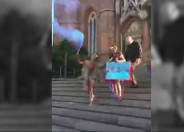 Un cura patea a una joven que festejaba su graduación a las puertas de la Catedral de La Plata