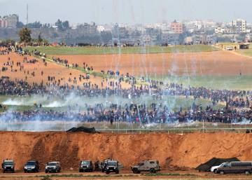 Israel mata a 16 palestinos en Gaza al inicio de las protestas que durarán seis semanas