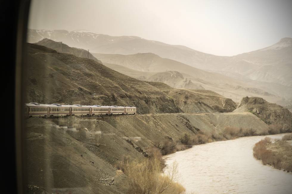 El Expreso del Este atraviesa zonas montaÃ±osas de Anatolia Oriental en su camino hacia la ciudad de Kars, en la frontera con Armenia.