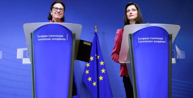 Mariya Gabriel (derecha) en una rueda de prensa en Bruselas el pasado enero.rn 