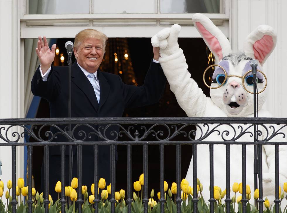 Donald Trump, este lunes, junto al conejo de Pascua en el balcón de la Casa Blanca.