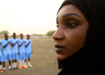 La primera mujer árabe en entrenar un equipo de fútbol masculino