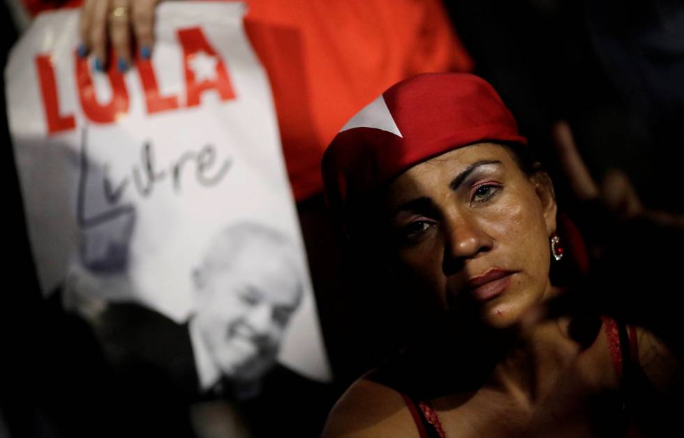 Una seguidora de Lula, abatida por la decisión judicial.