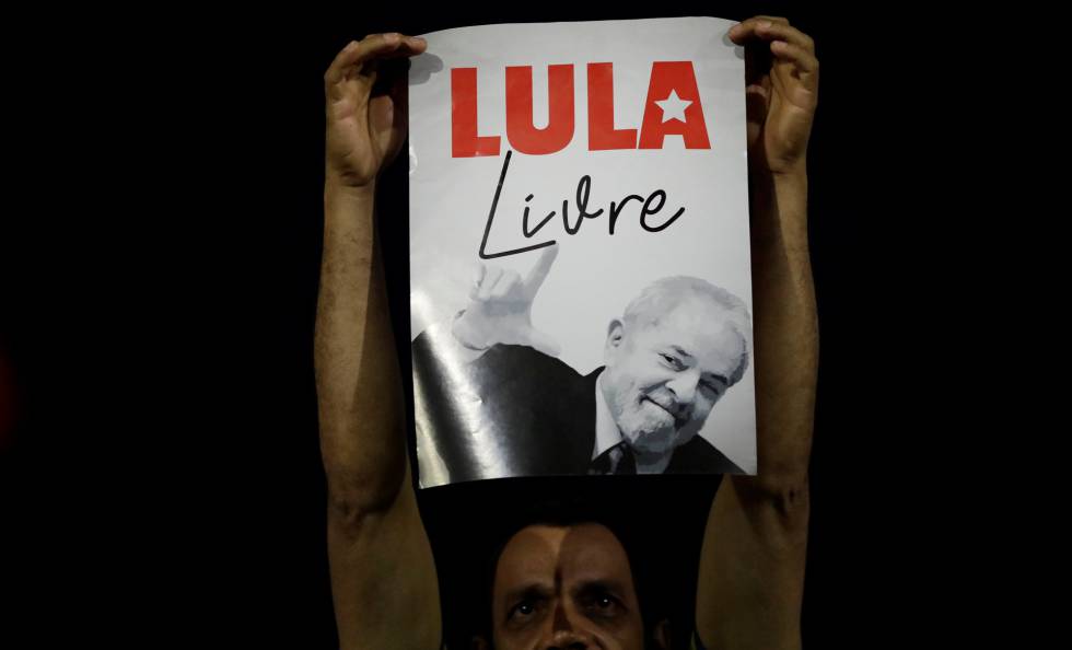 Un seguidor del expresidente brasileÃ±o Luiz Inacio Lula da Silva tras el fallo del Tribunal Supremo de Brasil este miÃ©rcoles en Brasilia.rn 