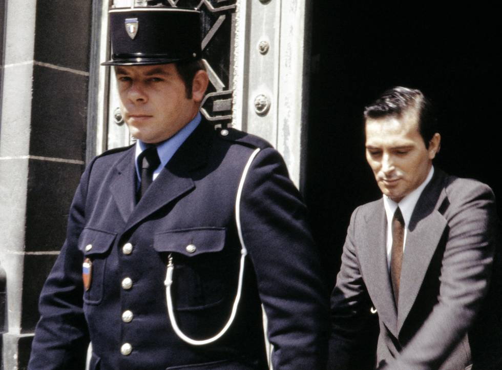 Michel Cardon sale de los juzgados de Amiens en julio de 1979 tras ser condenado a cadena perpetua.