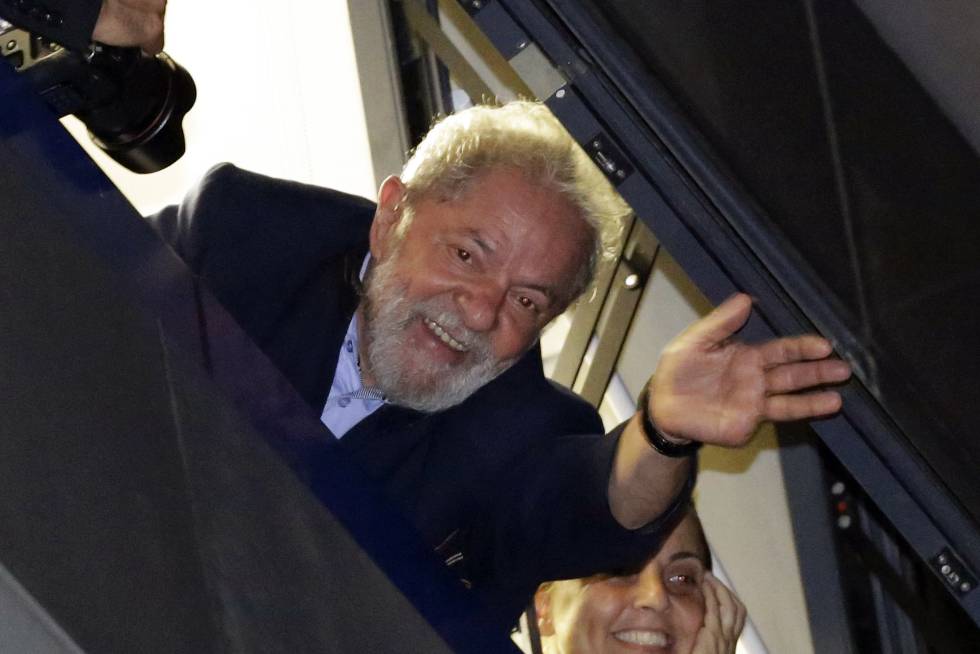 Lula da Silva saluda a sus seguidores este jueves.