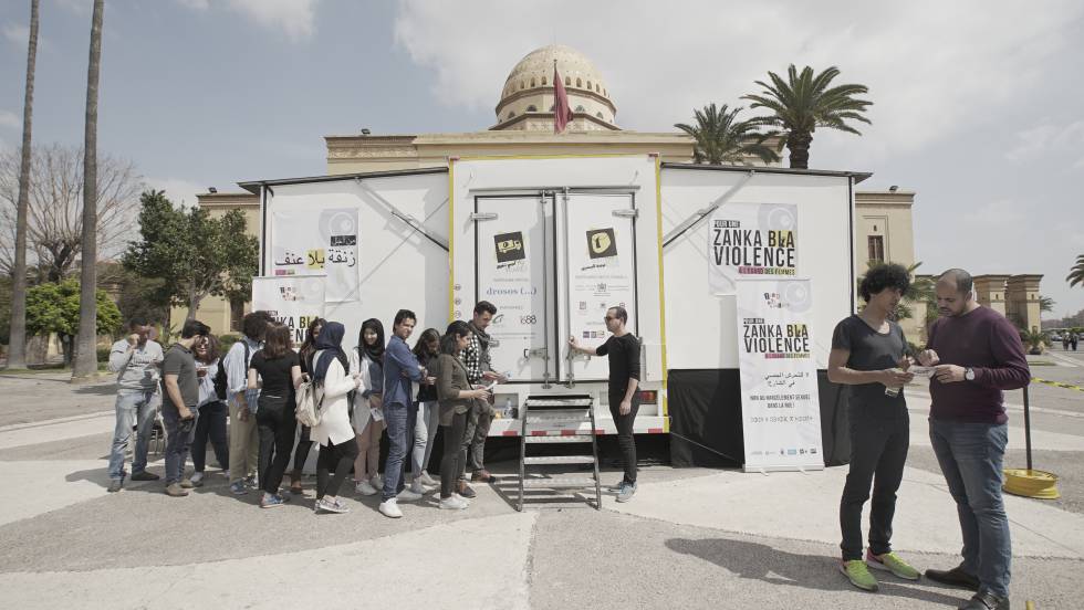 Varios jóvenes esperan su turno para entrar en el camión del grupo teatral Zanka Bla Violence (Calle Sin Violencia), el pasado jueves en Marrakech.