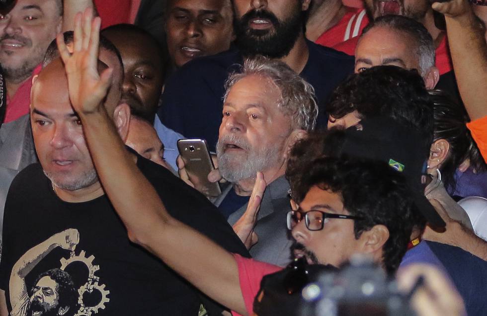 El expresidente brasileño Luiz Inácio Lula da Silva, momentos antes de entregarse a la policía. 