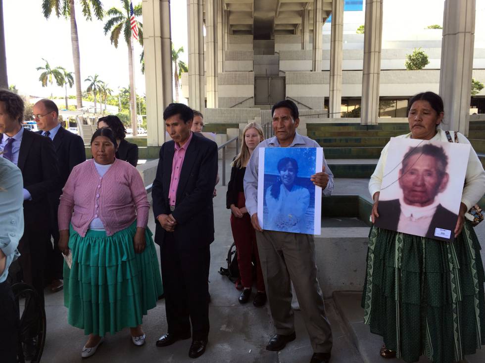 Familiares de ocho de los bolivianos fallecidos en octubre de 2003, en el exterior del tribunal de Fort Lauderdale, Florida