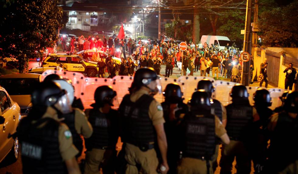 Simpatizantes de Lula frente a la policÃa, en Curitiba.