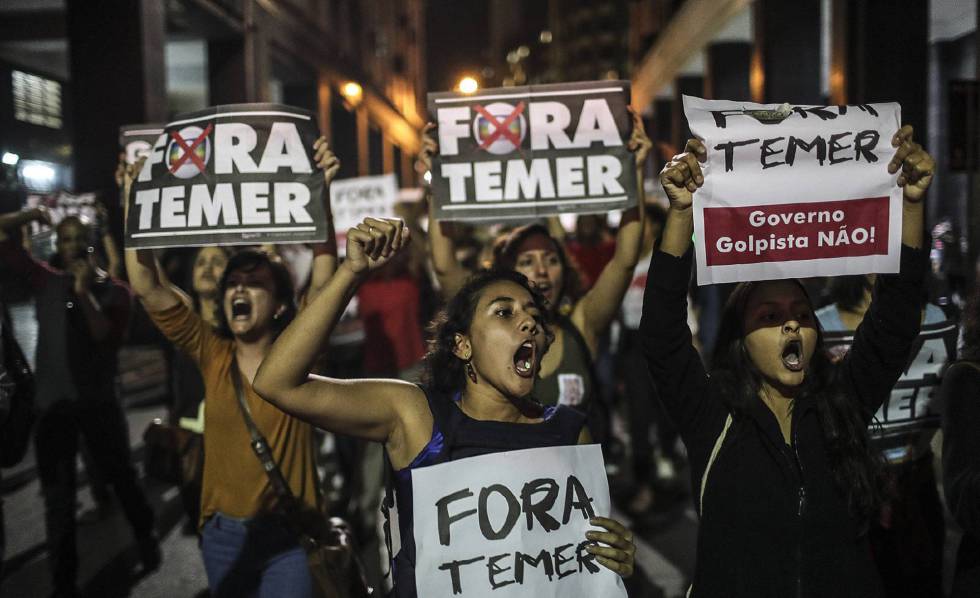 Manifestantes gritan consignas contra el presidente Temer en RÃ­o de Janeiro