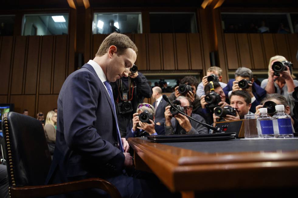 El fundador de Facebook, Mark Zuckerberg, al comienzo de su declaración.