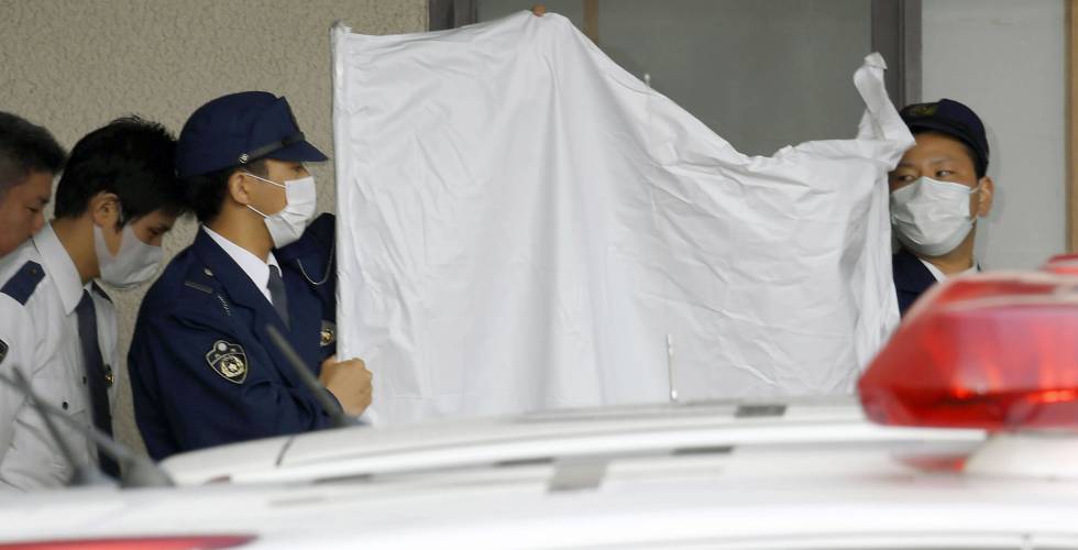 La policÃa japonesa cubre al detenido, Yoshitane Yamasaki, durante su traslado al juzgado.