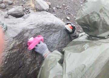 Unos turistas hacen una pintada en un volcán, les multan, piden perdón y regresan para limpiarla