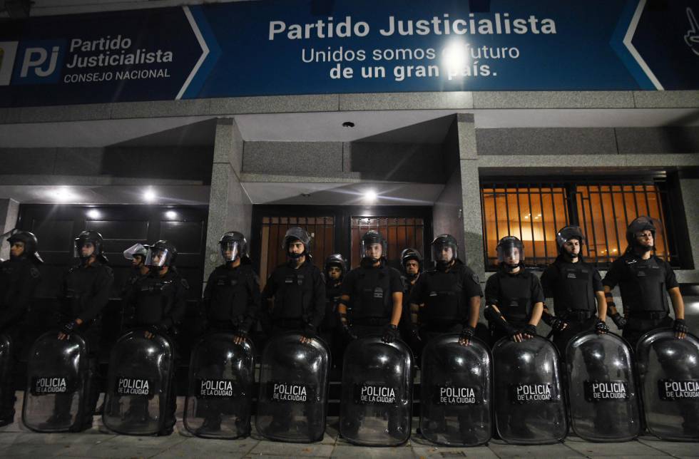 La policía custodia la sede del partido peronista en el centro de Buenos Aires, en la noche del martes.