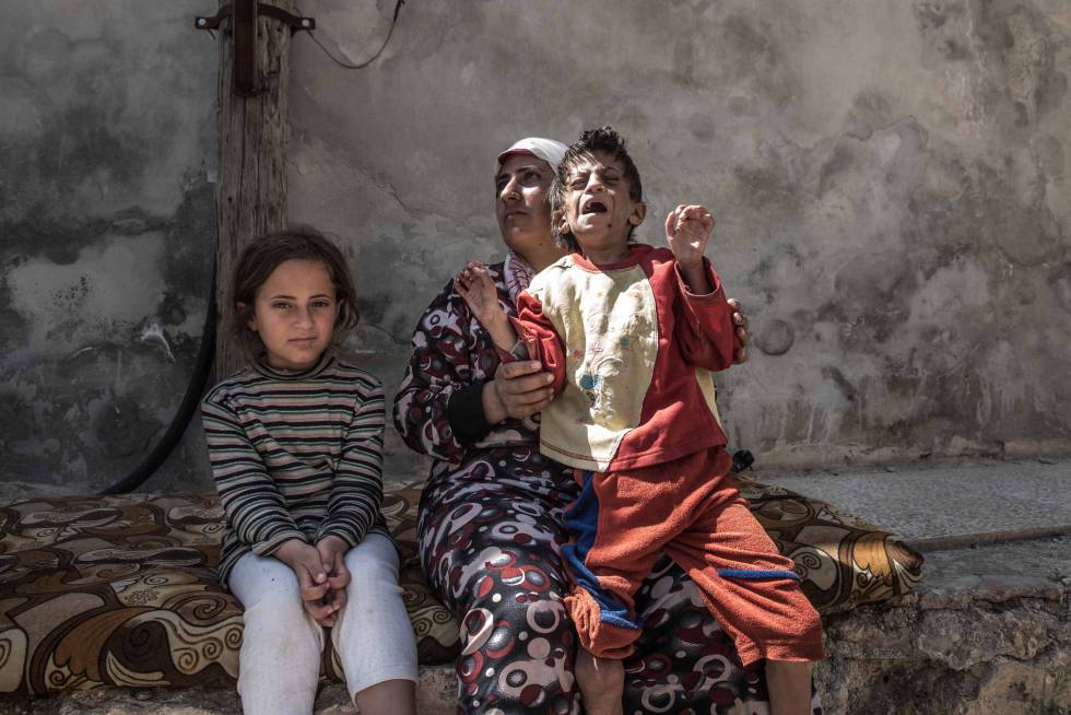 Shihan Suleiman, de 40 años, ha huido a pie del enclave kurdo de Afrin al poblado de Tel Rifat, cargando con su hija Fátime de 15 años que padece una enfermedad mental