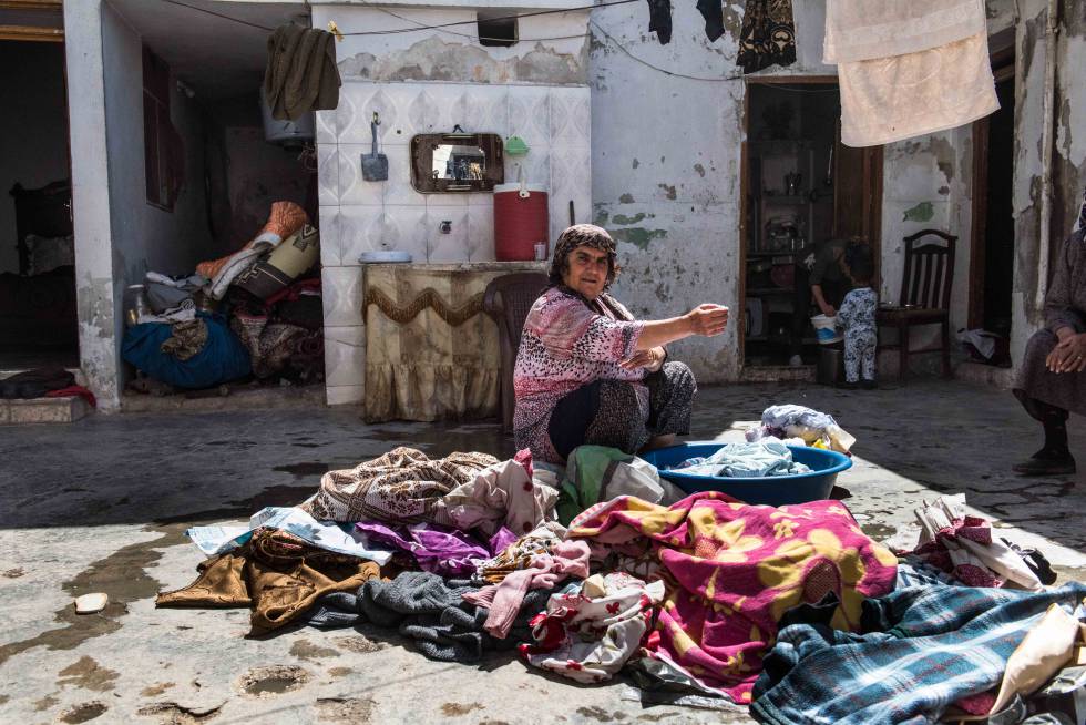 Las desplazadas de Afrin lavan a mano cortinas, sábanas y toallas antes de asentarse en aquellas casas del poblado de Tel Rifat previamente abandonadas por sus dueños durante los combates.