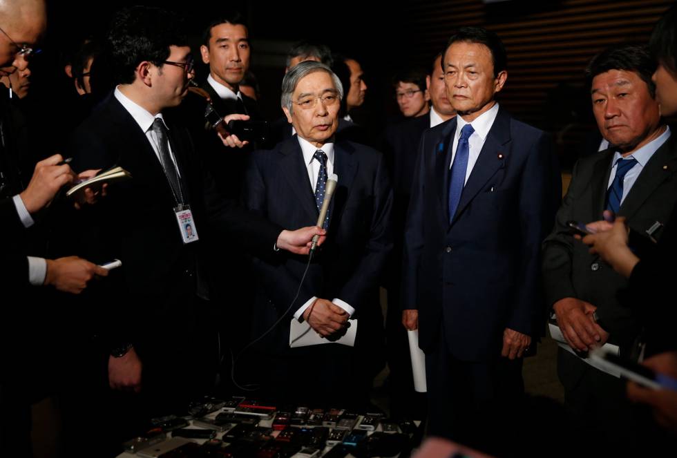 El gobernador del Banco de Japón, Haruhiko Kuroda, escoltado por el ministro de Finanzas, Taro Aso, y el de Economía, Toshimitsu Motegi.