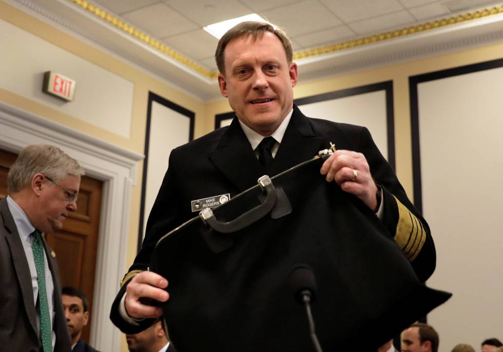 El almirante Michael Rogers, jefe del cibercomado de EEUU y director de la Agencia Nacional de Seguridad, en una comisiÃ³n del Capitolio.