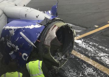 Una pasajera muere tras estallar en pleno vuelo un motor y ser casi succionada al exterior