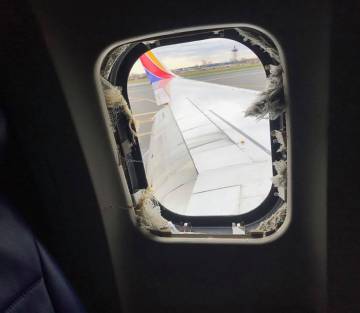 Imagen de la ventana rota tomada por el pasajero Marty MartíÂ­nez y difundida en redes.