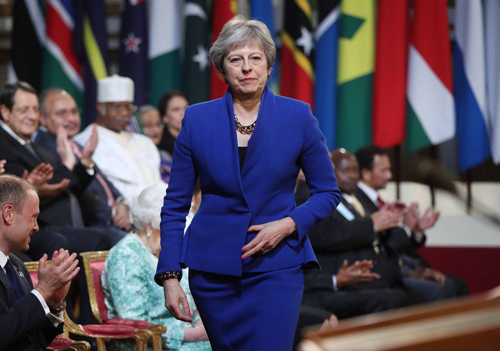 Theresa May, ante algunas banderas de la Commonwealth.
