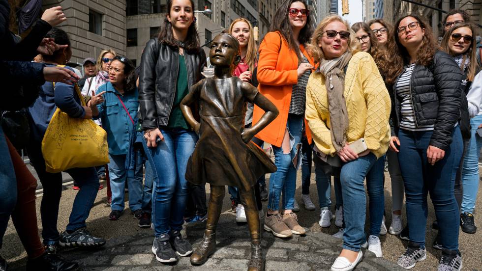 Turistas ante la escultura en bronce de la