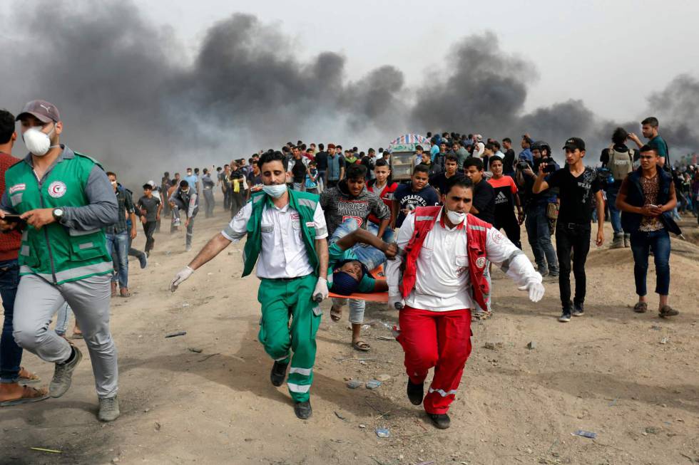 MÃ©dicos palestinos evacuan a un manifestante herido en la franja de Gaza este viernes. 