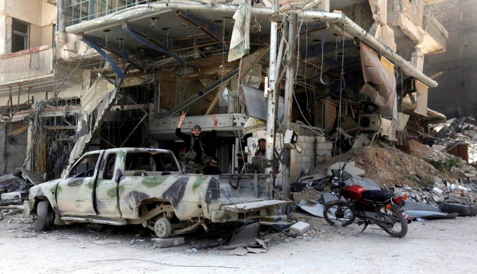 Soldados sirios, este viernes junto a un edificio en ruinas en Duma (Siria).