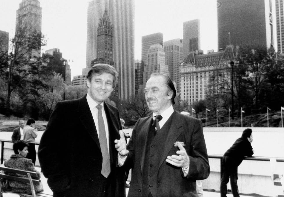 El magnate posa con su padre en la inauguraciÃ³n de la pista de hielo de Central Park en 1987