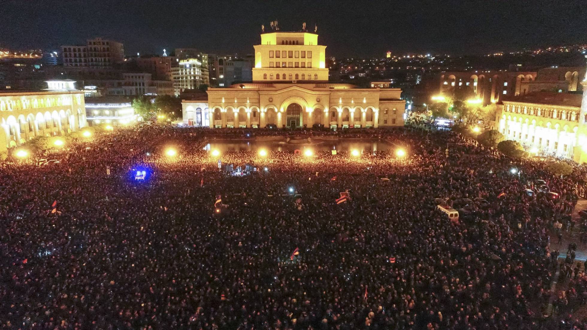 Armenia. Crece el apoyo al grupo que se hizo fuerte en una comisaría de la capital armenia. 1524488944_858881_1524494409_sumario_normal_recorte1