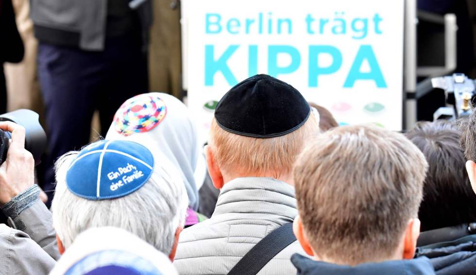 Manifestantes con kipÃ¡ en BerlÃ­n el 25 de abril de 2018. 
