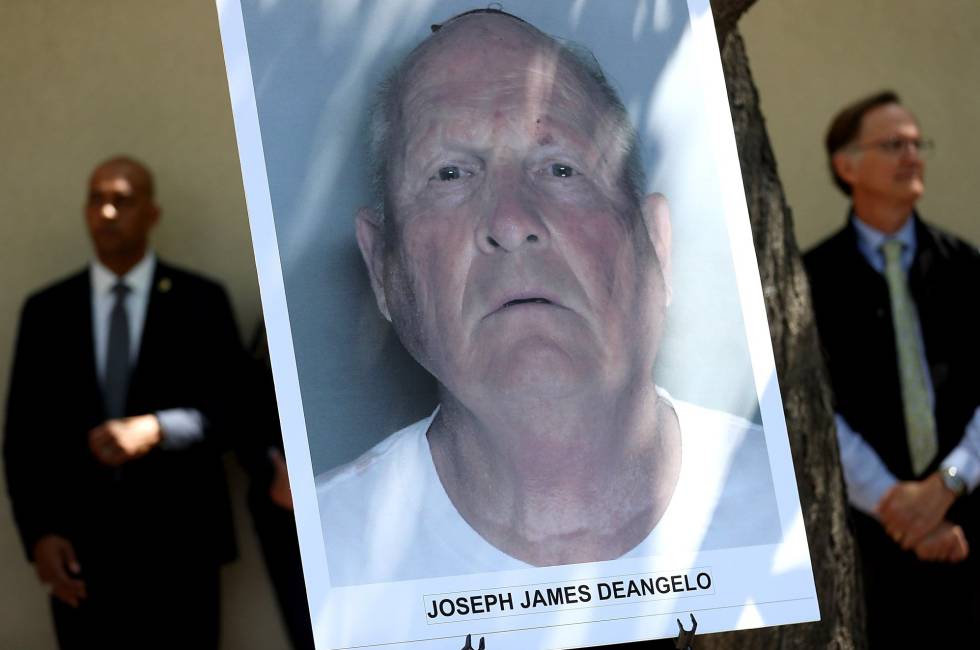 La foto policial de Joseph James DeAngelo, en la rueda de prensa de este miércoles en Sacramento.