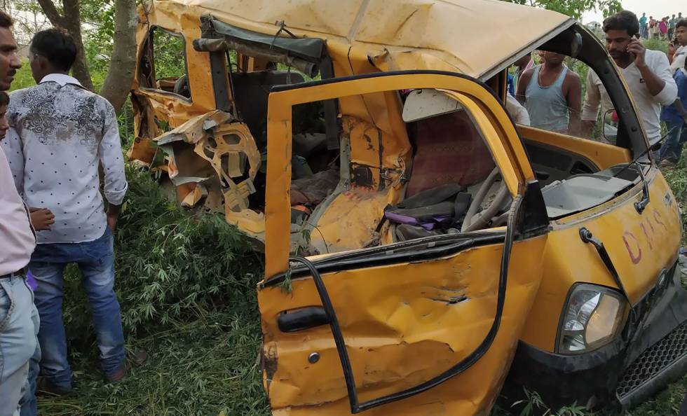 Así ha quedado el autobús escolar accidentado en Kushinagar, en el Estado indio de Uttar Pradesh.