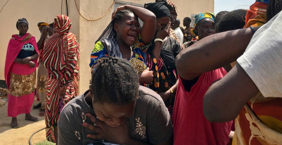 Familiares de seis trabajadores humanitarios asesinados en marzo de 2017 aguardan entre lamentos los cadÃ¡veres para enterraros, a las afueras de Juba.