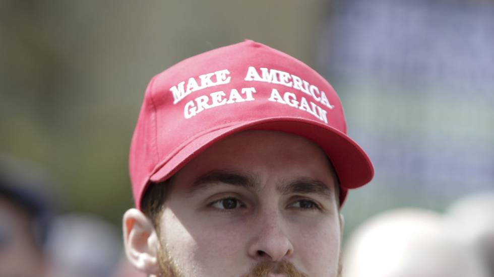 Un seguidor llevando una gorra con el lema de campaÃ±a de Donald Trump