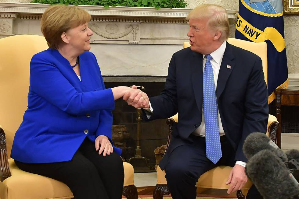 El presidente Donald Trump estrecha la mano de la canciller alemana, Angela Merkel. 