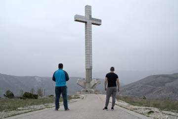 Marko (i) y Mateo, ultras del HNK Zrinjski, enseñan la cruz visible desde todos los puntos de la ciudad.