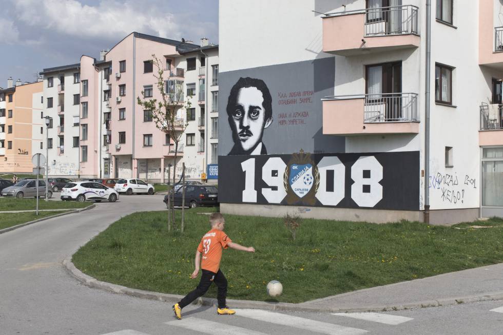 Un grafiti en Sarajevo del Este en honor a Gavrilo Princip, el serbonbosnio que asesinó al arrchiduque de Austria Francisco Fernando. Este barrio de la ciudad, abrumadorament serbio, funge como ciudad autónoma.