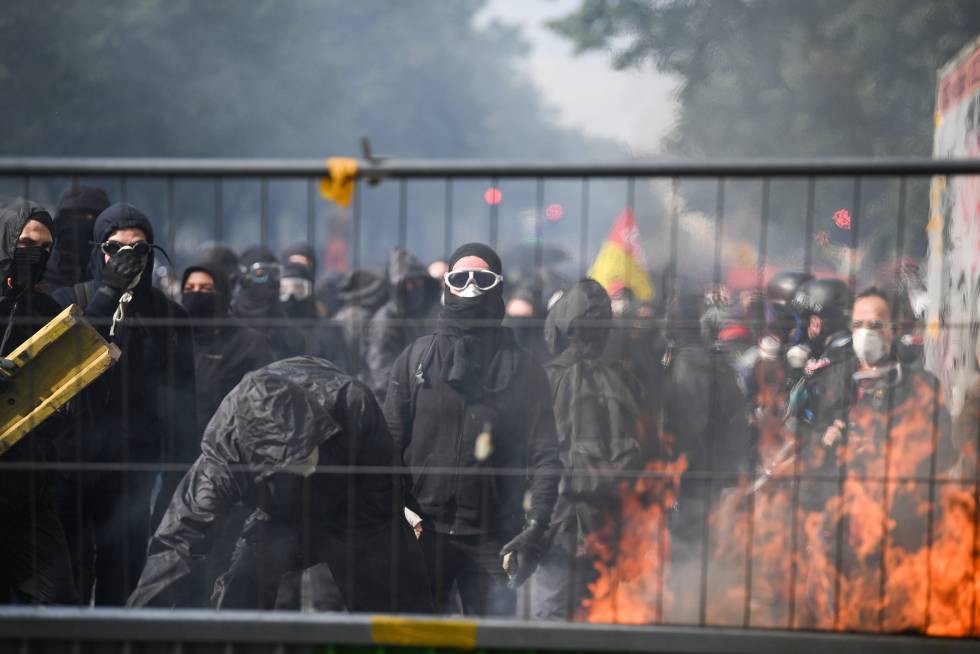 Manifestantes encapuchados, este martes en París.