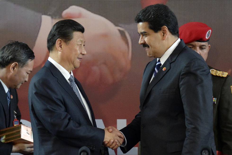El presidente chino, Xi Jinping, saluda a su homÃ³logo venezolano, NicolÃ¡s Maduro.
